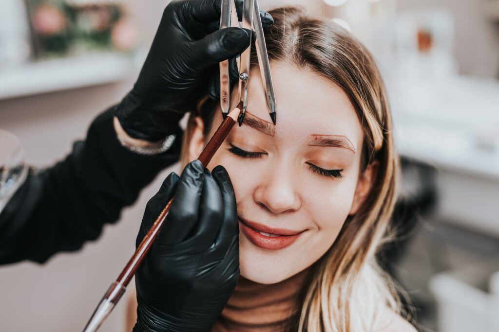 Cejas de una chica siendo medidas y revisadas por un profesional