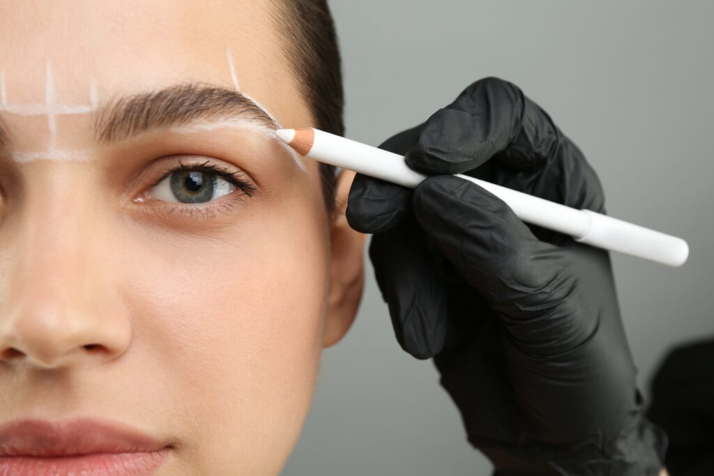 Microblading de cejas sobre la cara de una persona