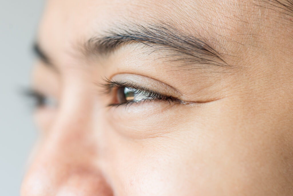 Imagen de una chica con cejas pobladas: cuánto tardan las cejas en crecer